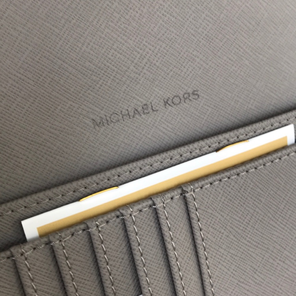 Michael Kors Jet Set Travel trifold white wallet - Picture 4 of 7